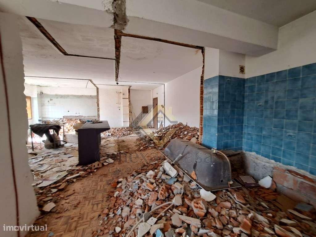 Apartamento T3 para remodelar em Oliveira do Douro - Grande imagem: 2/11