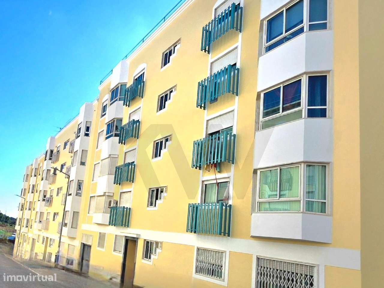 Apartamento T2 com Terraço de 50 m2 e Box Fechada – O Seu Novo Refúgio-25