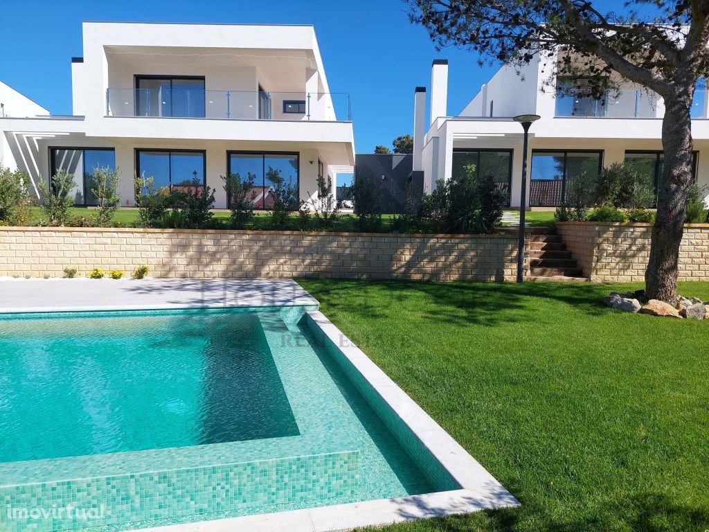 Moradia T3+1 em Cascais com Três Pisos, Jardim, Piscina e...