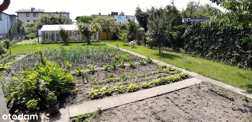 Duży dom na zadbanej działce.-19
