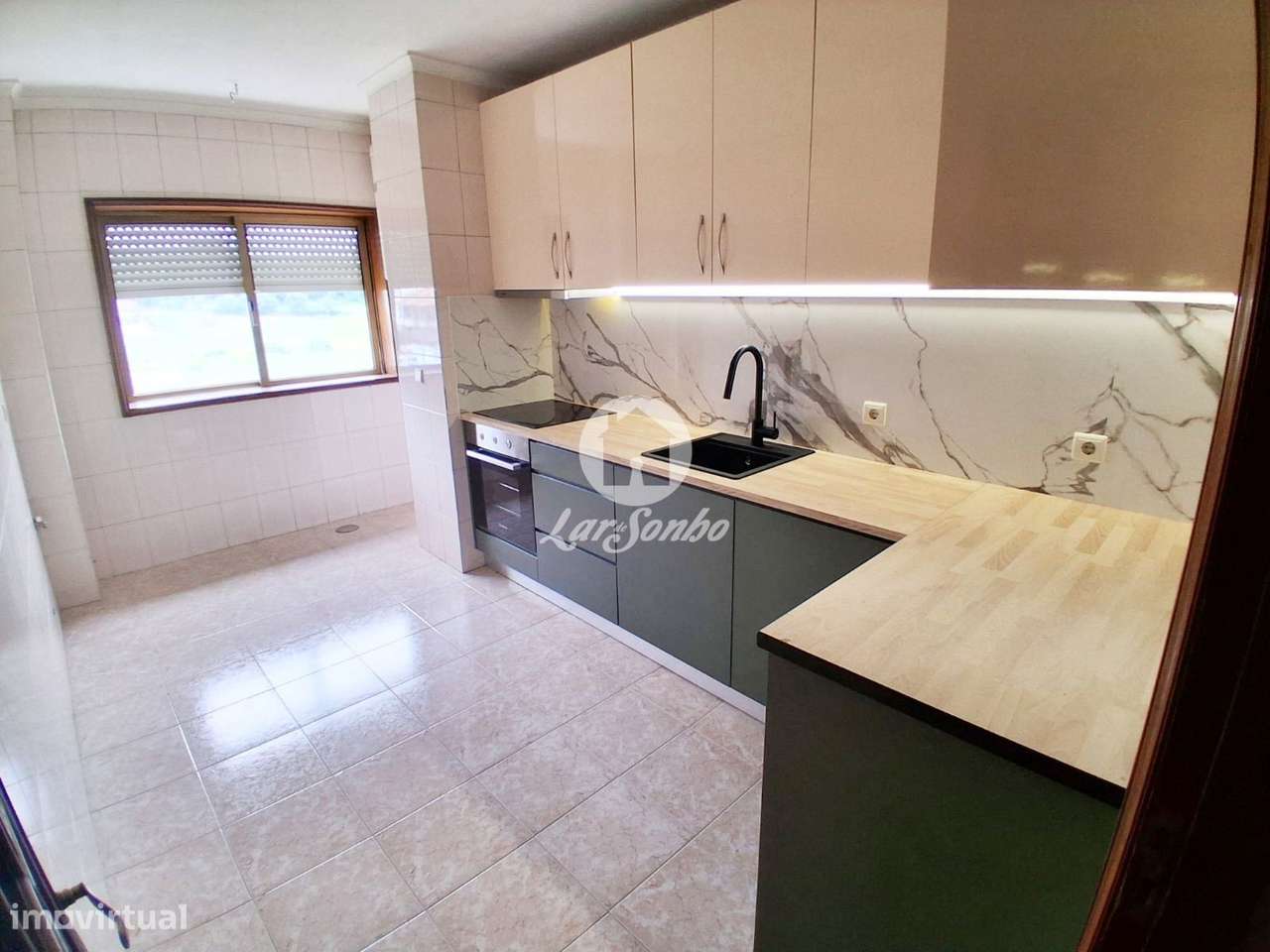 Apartamento T3 com duas frentes, garagem/box e remodelação em curso...-1