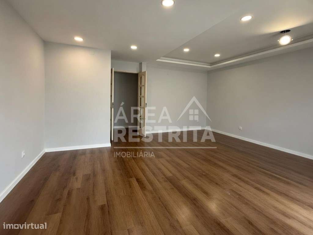 Apartamento T4 transformado em T3 no Laranjeiro-8