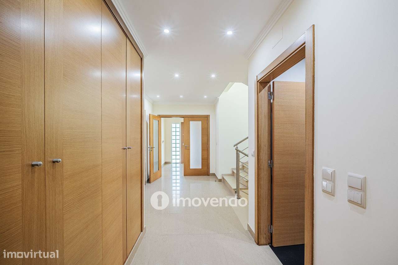 Moradia T4, com condomínio com piscina, em Almargem do Bispo-40