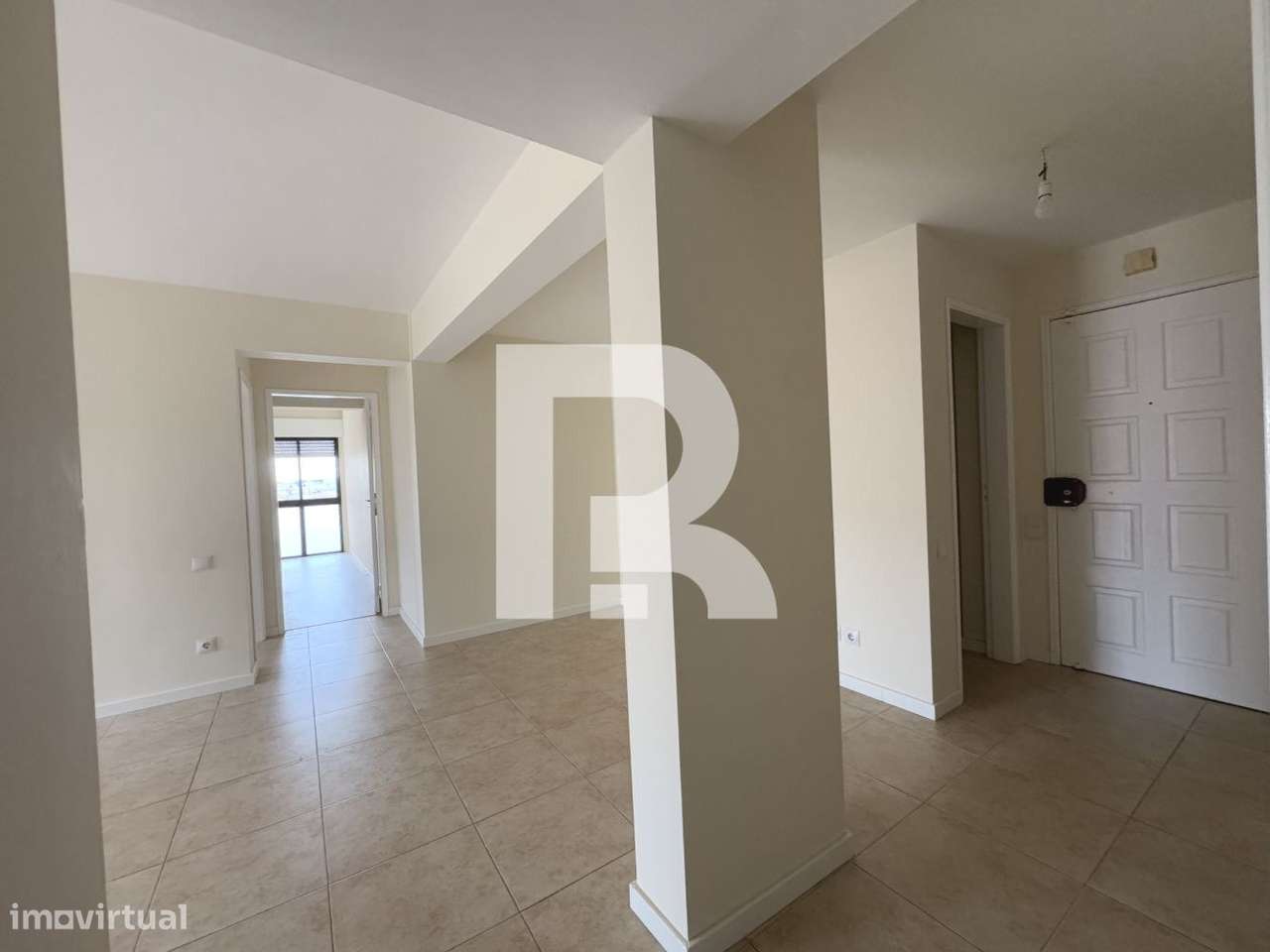 Apartamento T2 com parqueamento na Tapada das Mercês - Grande imagem: 2/18