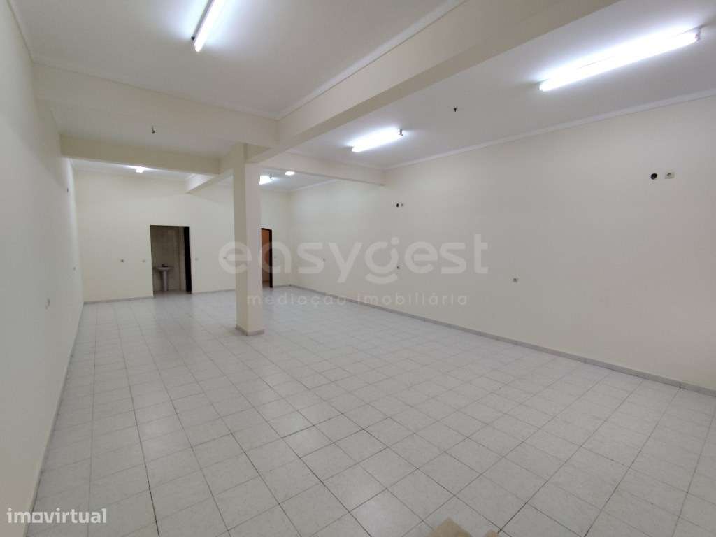 Loja comercial com 2 wc(s) arrumos e espaço amplo com montra - Grande imagem: 2/13