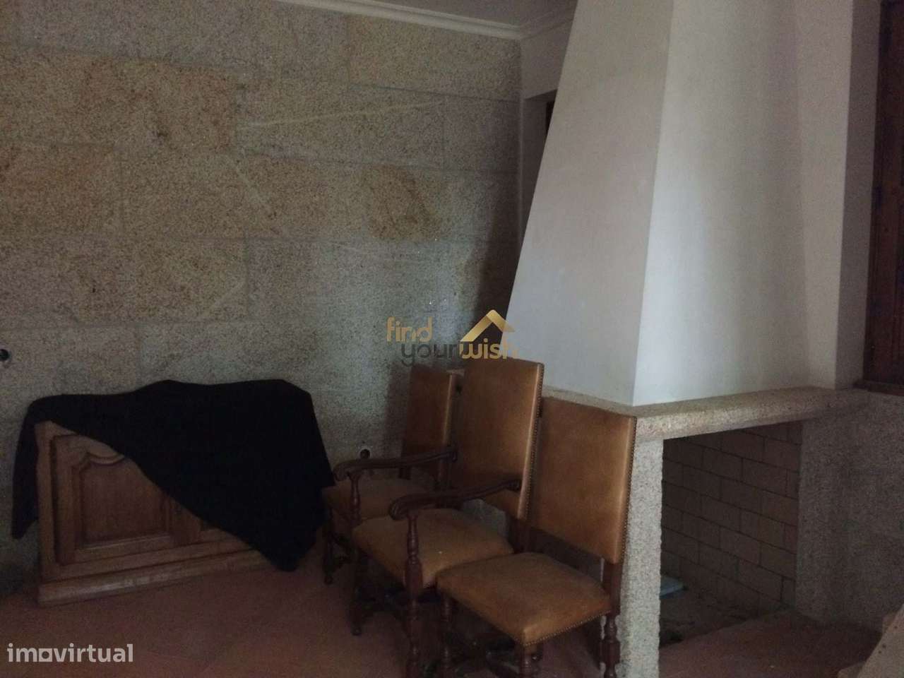 Espetacular moradia T9 de traça tradicional, com dois pisos, no coraçã-23