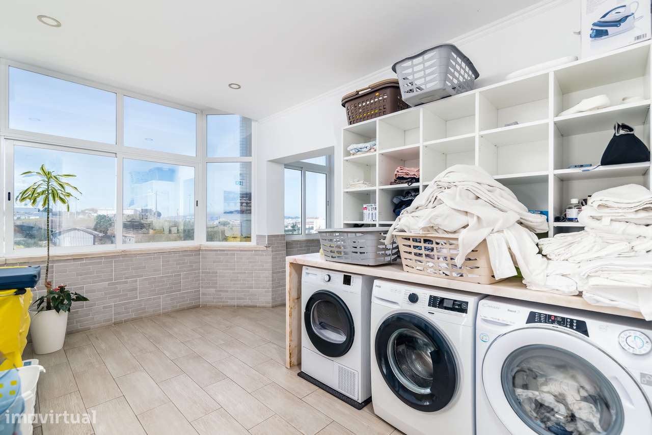 Moradia Espaçosa com Terreno, Vista Desafogada e Excelente Conforto-14