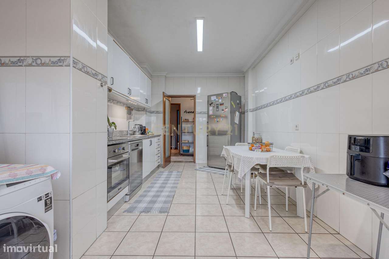 T3 com 3 varandas e Box fechada em Paredes-7