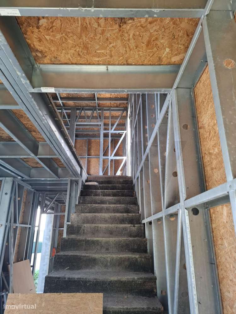 Lote de terreno com projecto de construção em curso | Moradia T3 isola-26