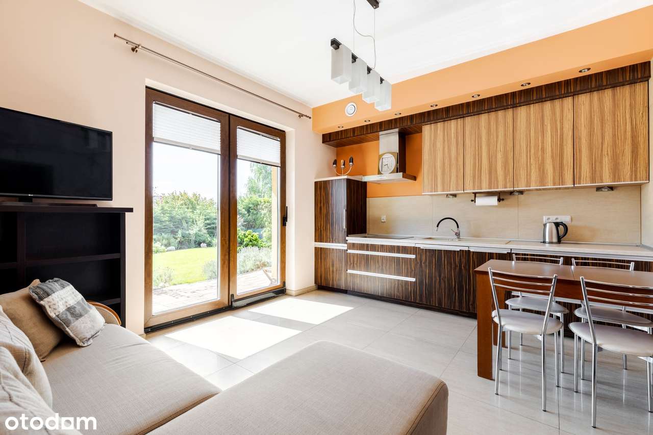 Wolnostojący dom z użytkowym poddaszem i ogrodem-11