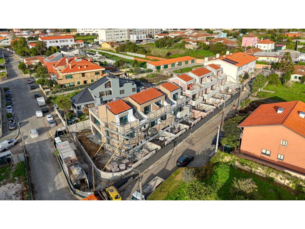 Moradia em Banda T3 com 2 frentes, jardim, elevador - para comprar ... - Grande imagem: 1/42