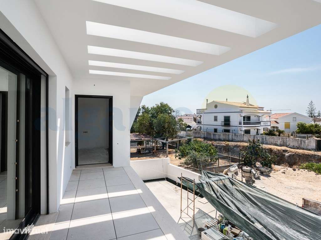 Moradia T4 de Arquitetura Contemporânea com Piscina, Rooftop e Vist...-25