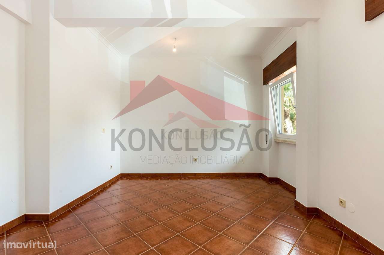 Apartamento T2 com logradouro, garagem e arrecadação – Póvoa de San...-7