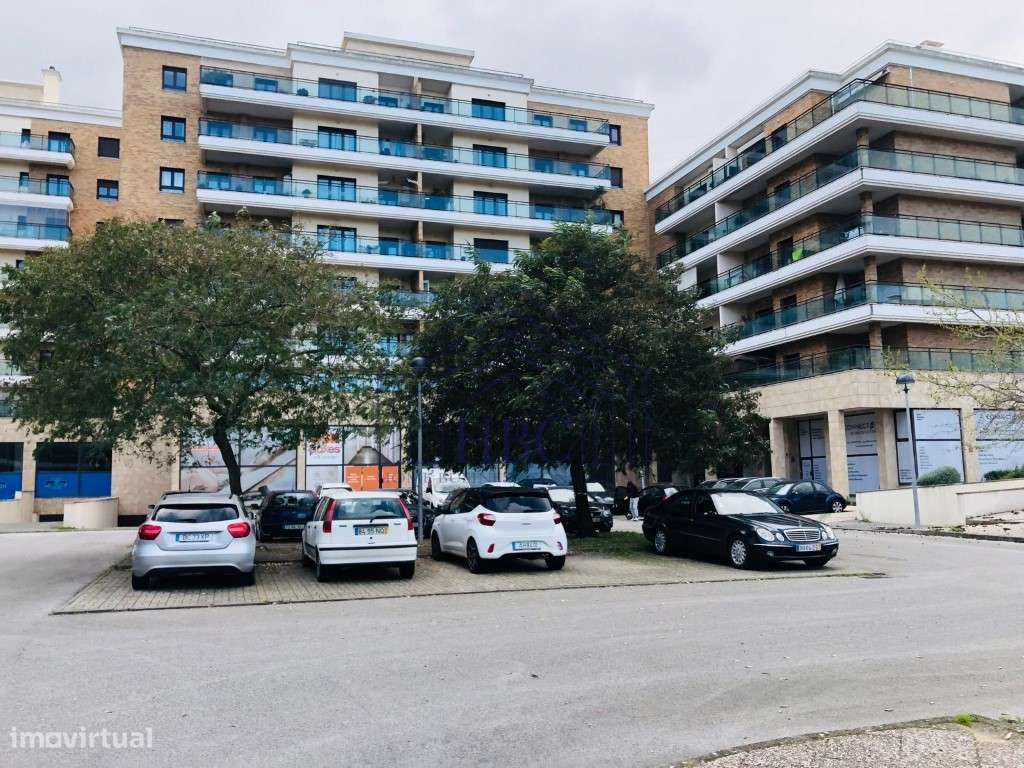 Espaço comercial com escritórios situado na Urbanização dos Terraço...-17