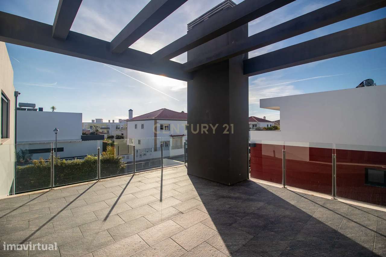 Viva o Luxo à Beira-Mar: Moradia Espetacular T5 com Piscina na Deslumb-46