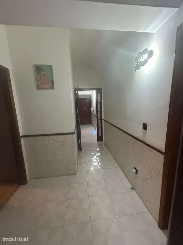 Apartamento T3 com varanda e garagem em Cacém-11