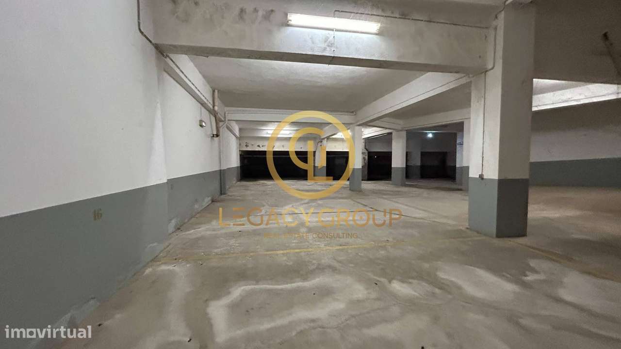 Parqueamento com 787m² situado no centro de Carvoeiro -  Lagoa-16