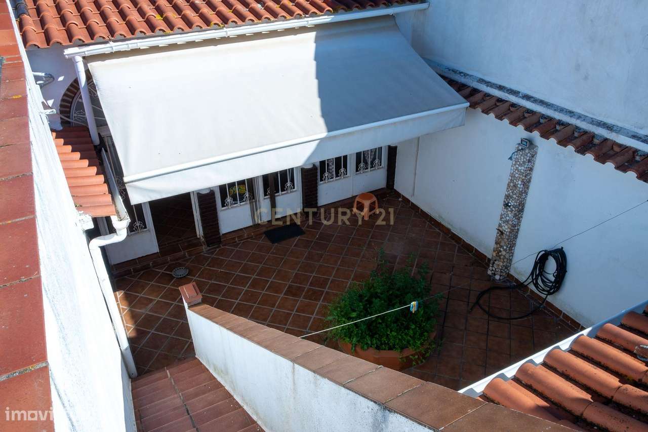 Moradia T3 com espaço exterior situada junto ao Cento de Saúde de Mour - Grande imagem: 5/35