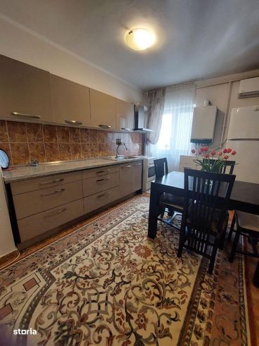 De vanzare Apartament 3 camere, zona Cetate foste proprietati