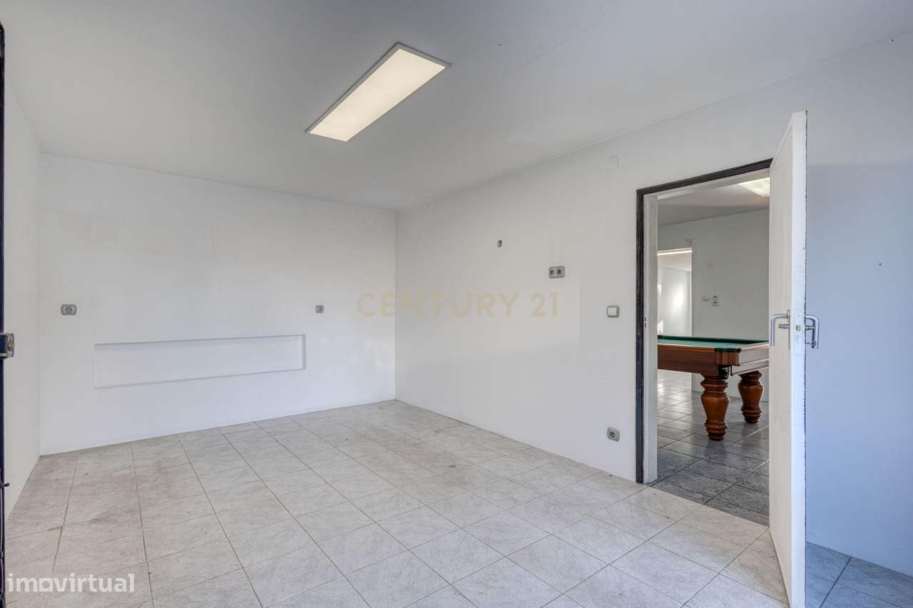 Moradia T3 com 4 frentes e garagem junto a igreja da Santa Rita-5