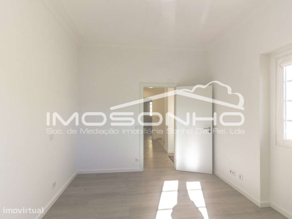 Moradia V4 + 1, com arquitetura clássica e totalmente remodelada - Grande imagem: 4/31