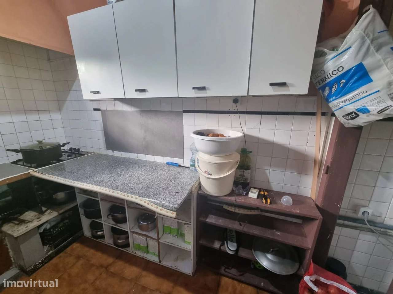 Prédio com 3 apartamentos T2, com Terraço e Jardim na Costa da Caparic-20