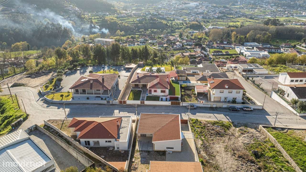 Moradia de luxo T3 com piscina aquecida em Santa Eulália, Vizela - Grande imagem: 4/51