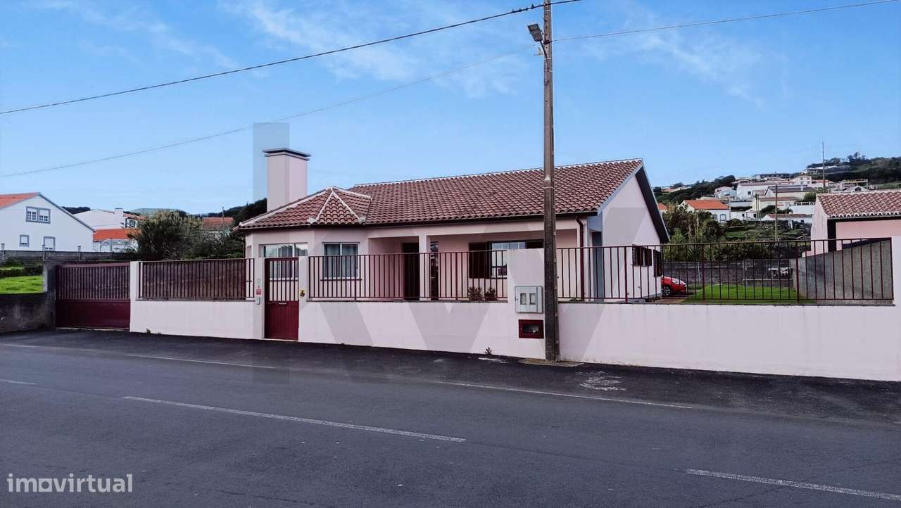 Moradia T3 com garagem e piscina - Porto Judeu - Grande imagem: 2/45