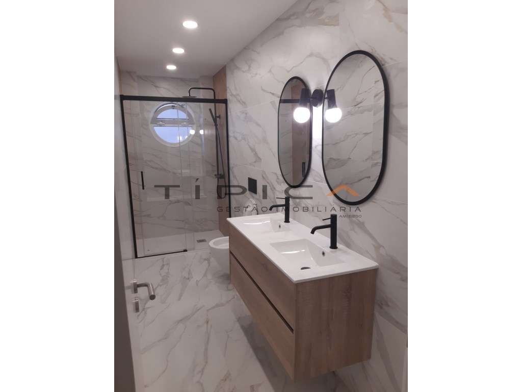 Amadora-Venteira T2+1 totalmente remodelado, atualmente ainda em fa...-11