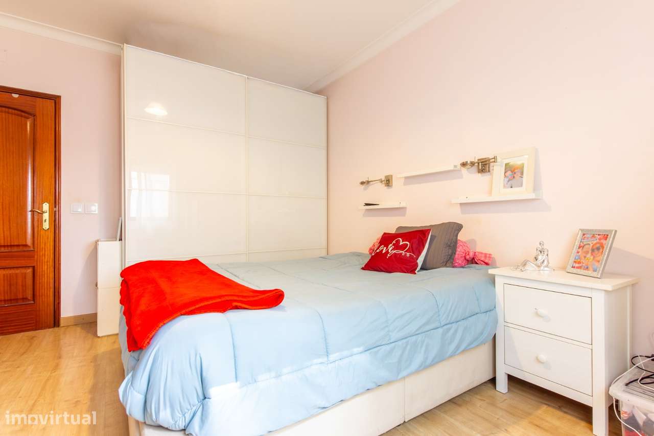 Apartamento T2 na Quinta do Conde com Varanda-7