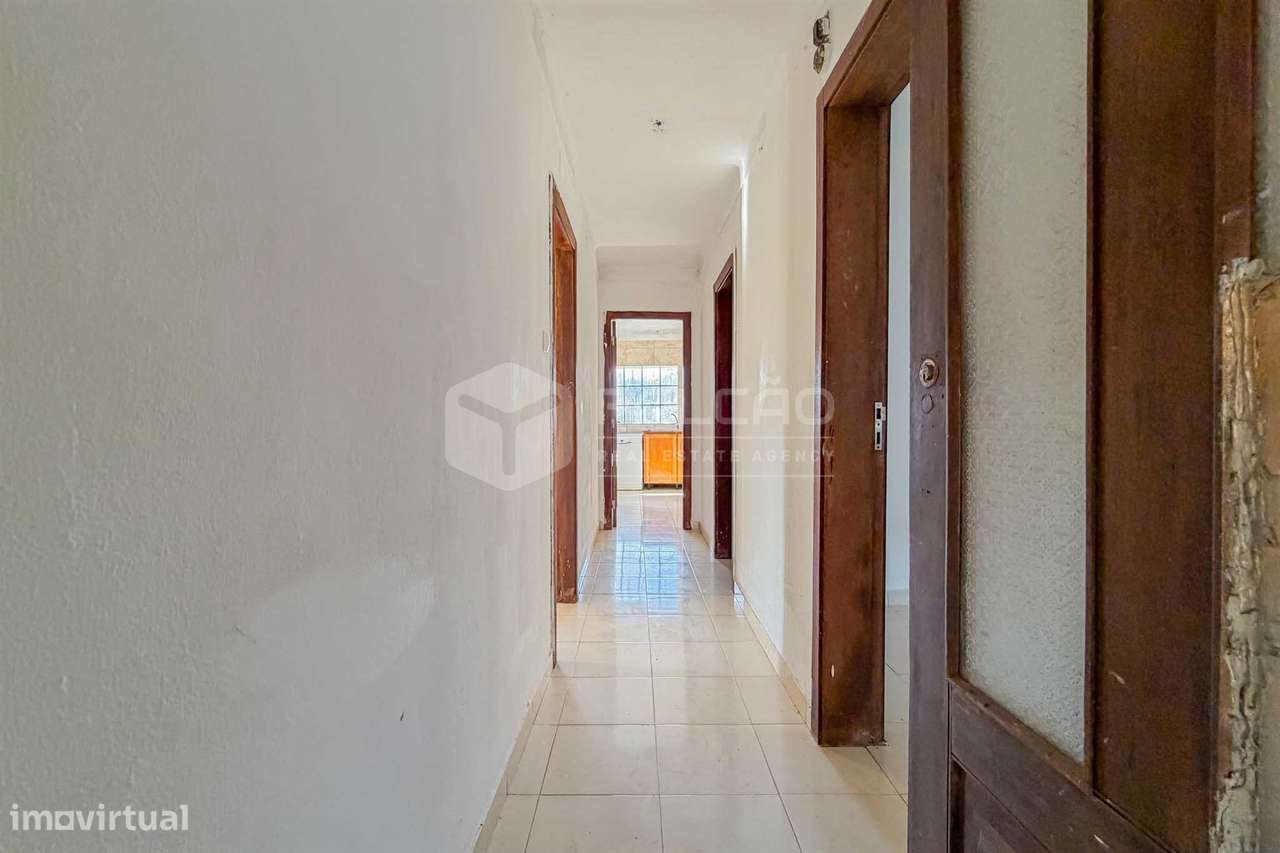 Moradia T3 em Alcobertas com lareira, varanda e potencial de investime-13