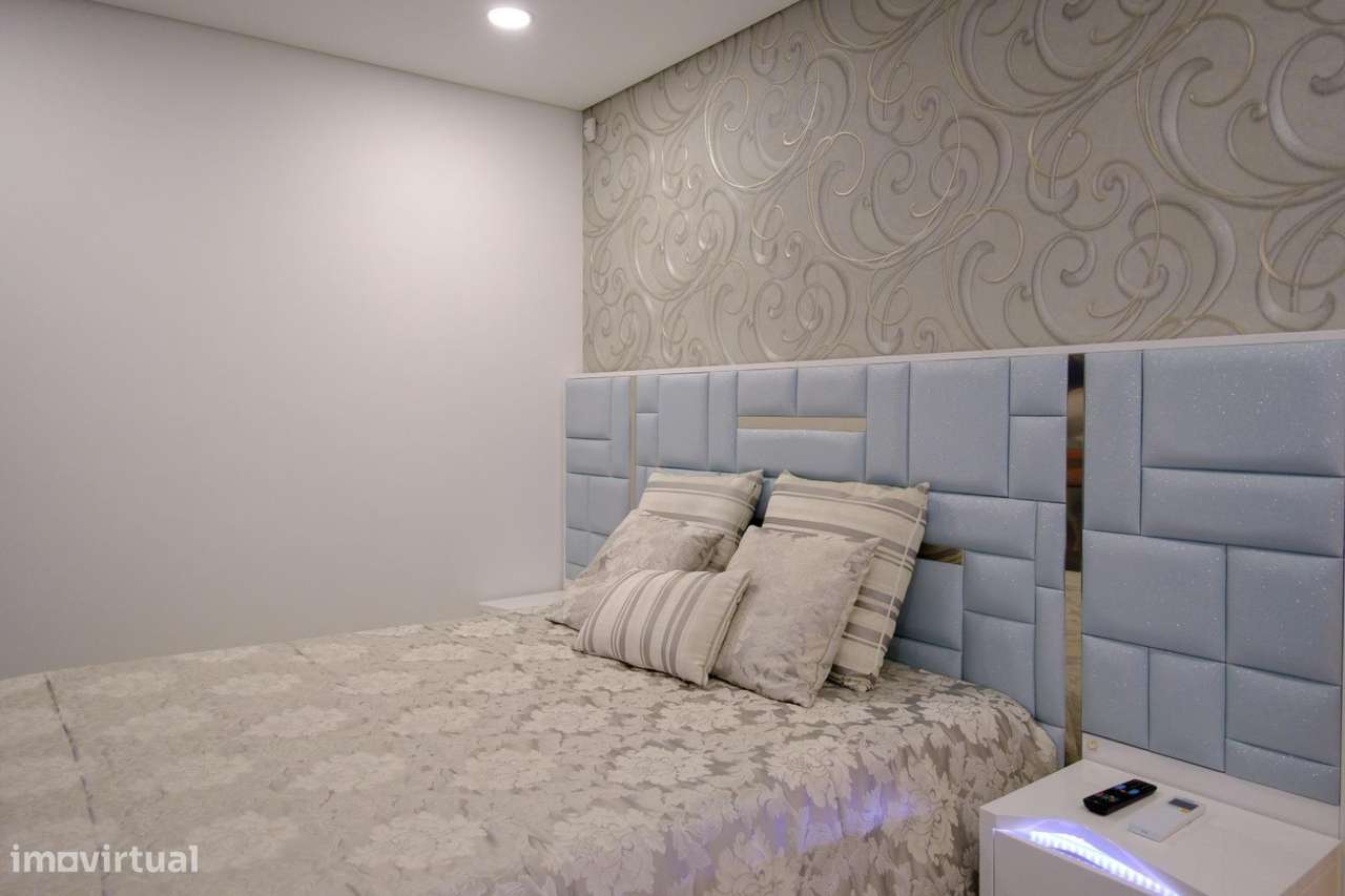 Moradia T4 com Piscina e Jardim na Aroeira, Almada-21