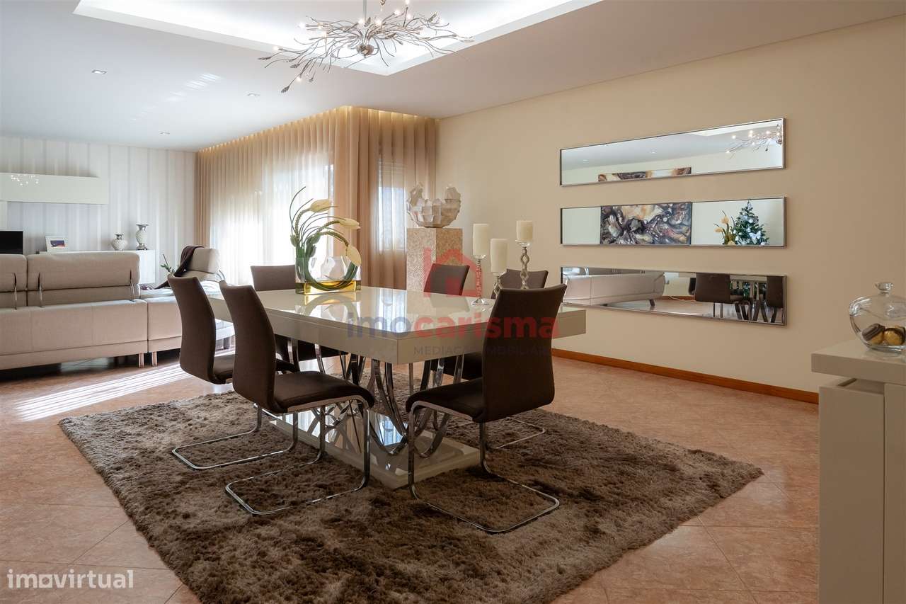 Apartamento T4 transformado em T3 no centro de Vila das Aves, Santo Ti - Grande imagem: 3/38