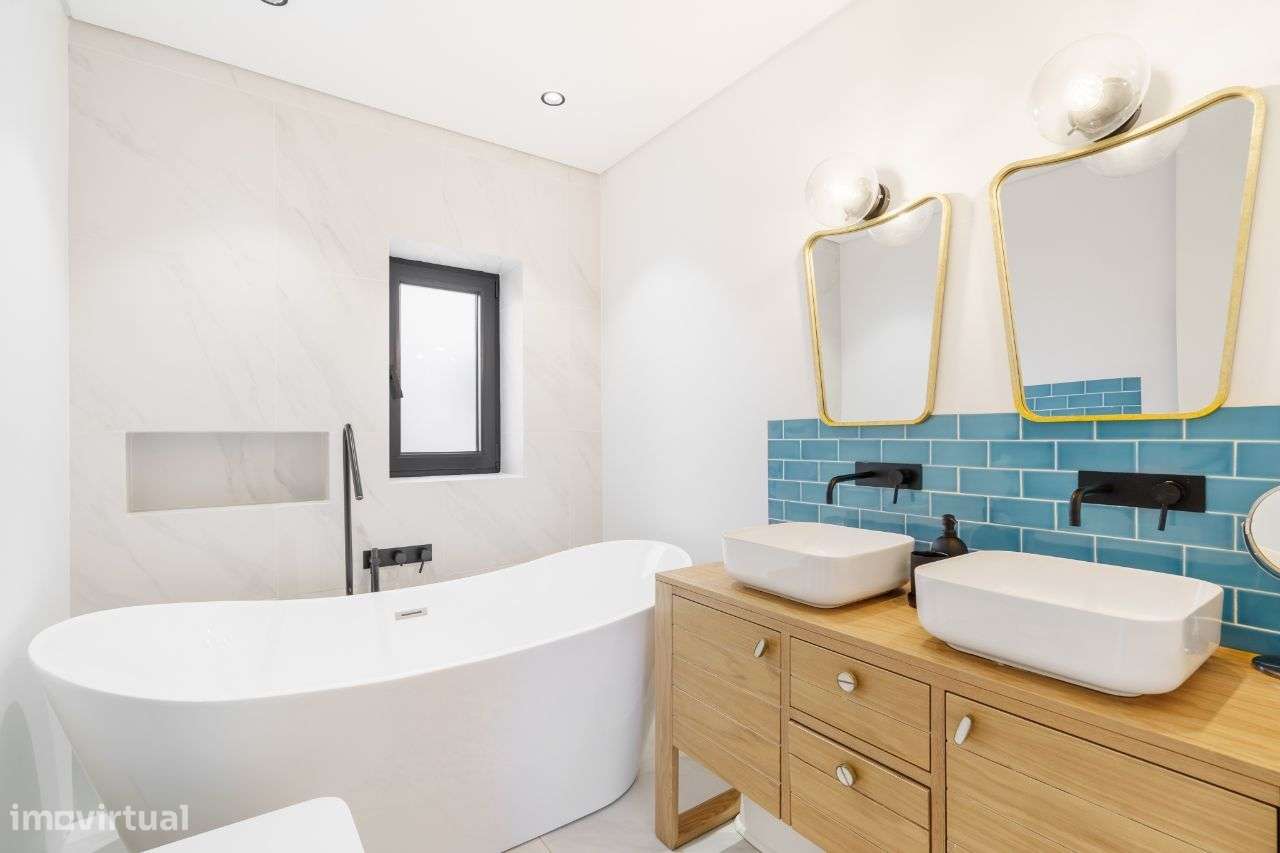 Moradia V3+1 totalmente renovada com vista mar-37