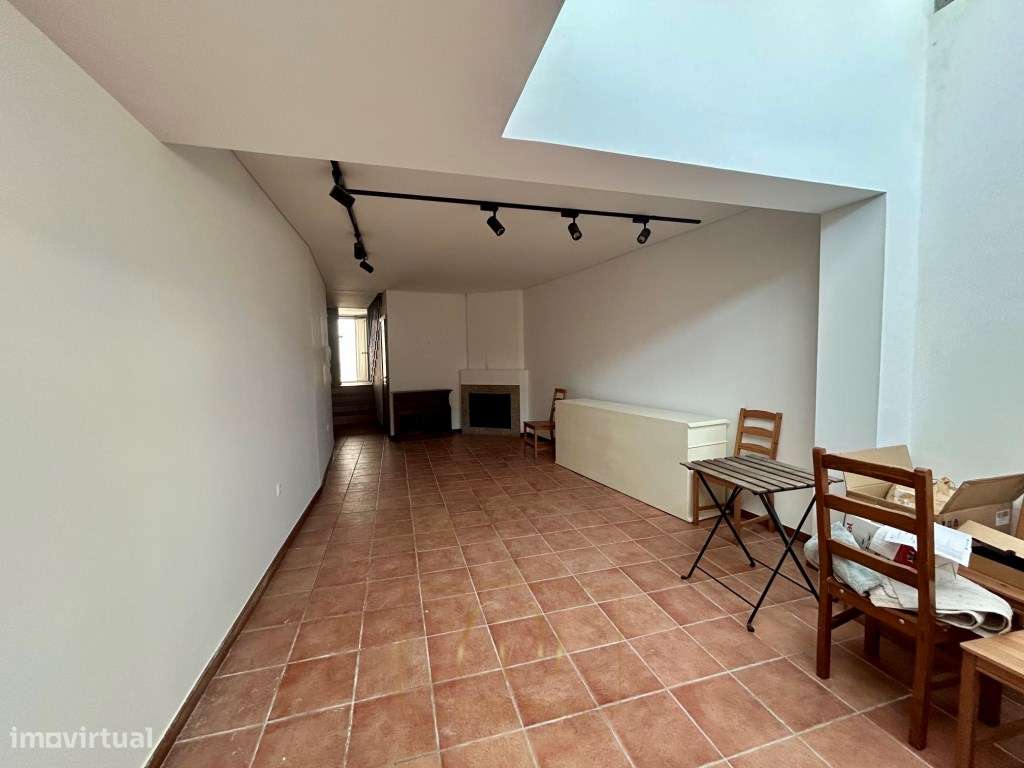Moradia T4 com Garagem e Espaço ao Ar Livre no Coração da Cidade-8