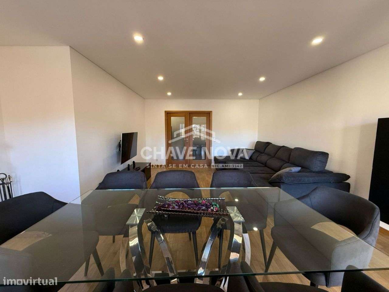 Apartamento T2+1 Renovado c/ Lugar de Garagem em Santa Marinha-22