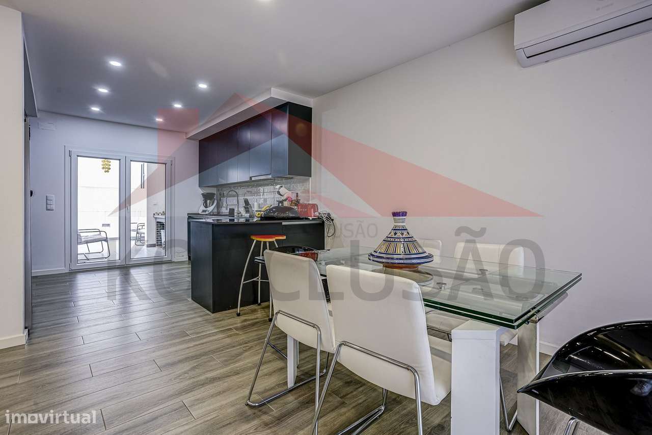 Moradia T4 de arquitetura moderna, estado de nova.-12