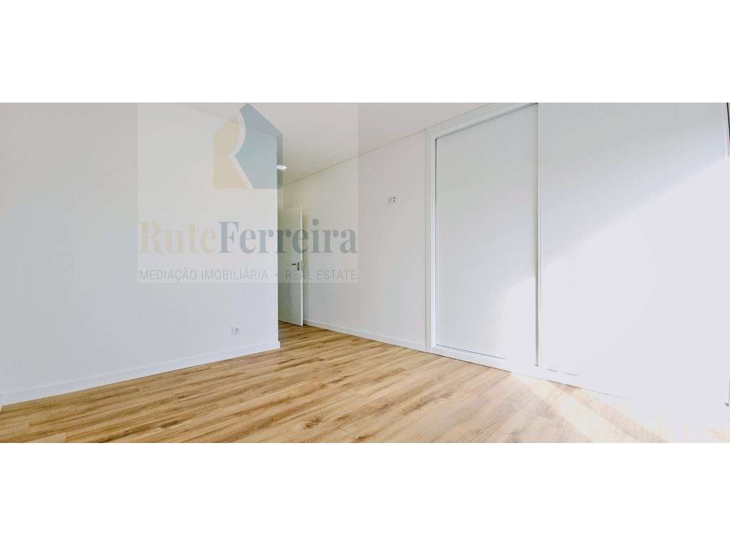 Espetacular Moradia T4 Nova, com Garagem e Logradouro!-22