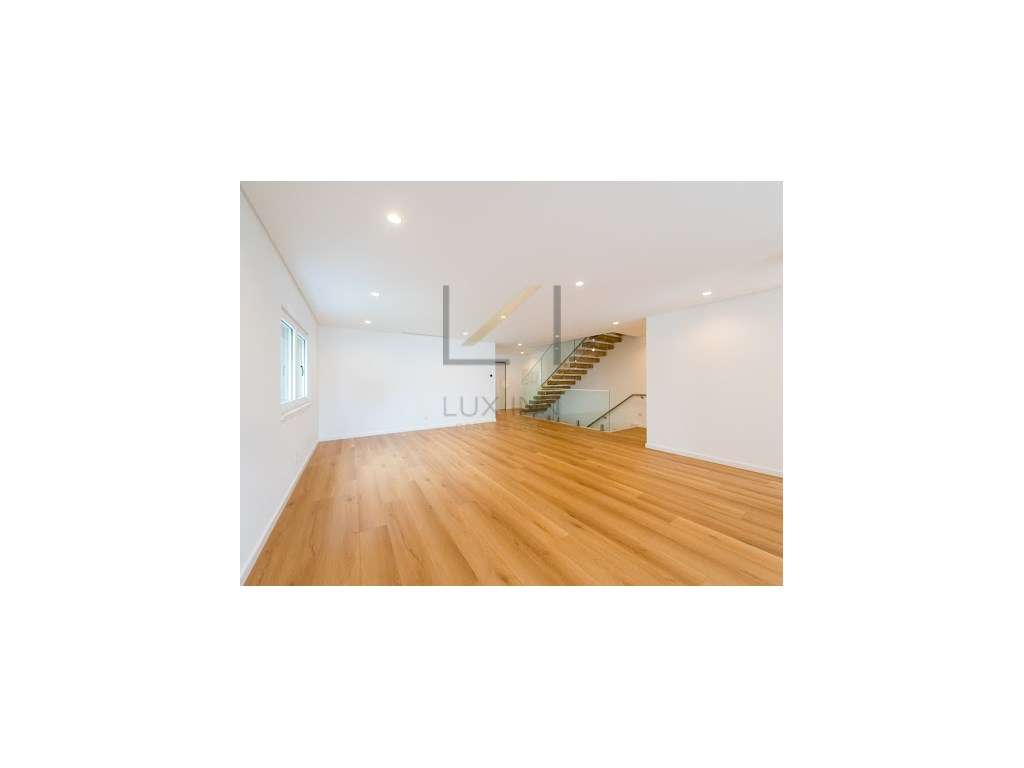 Moradia de Luxo T4 , São Pedro Do Estoril, com Piscina e Garagem-20