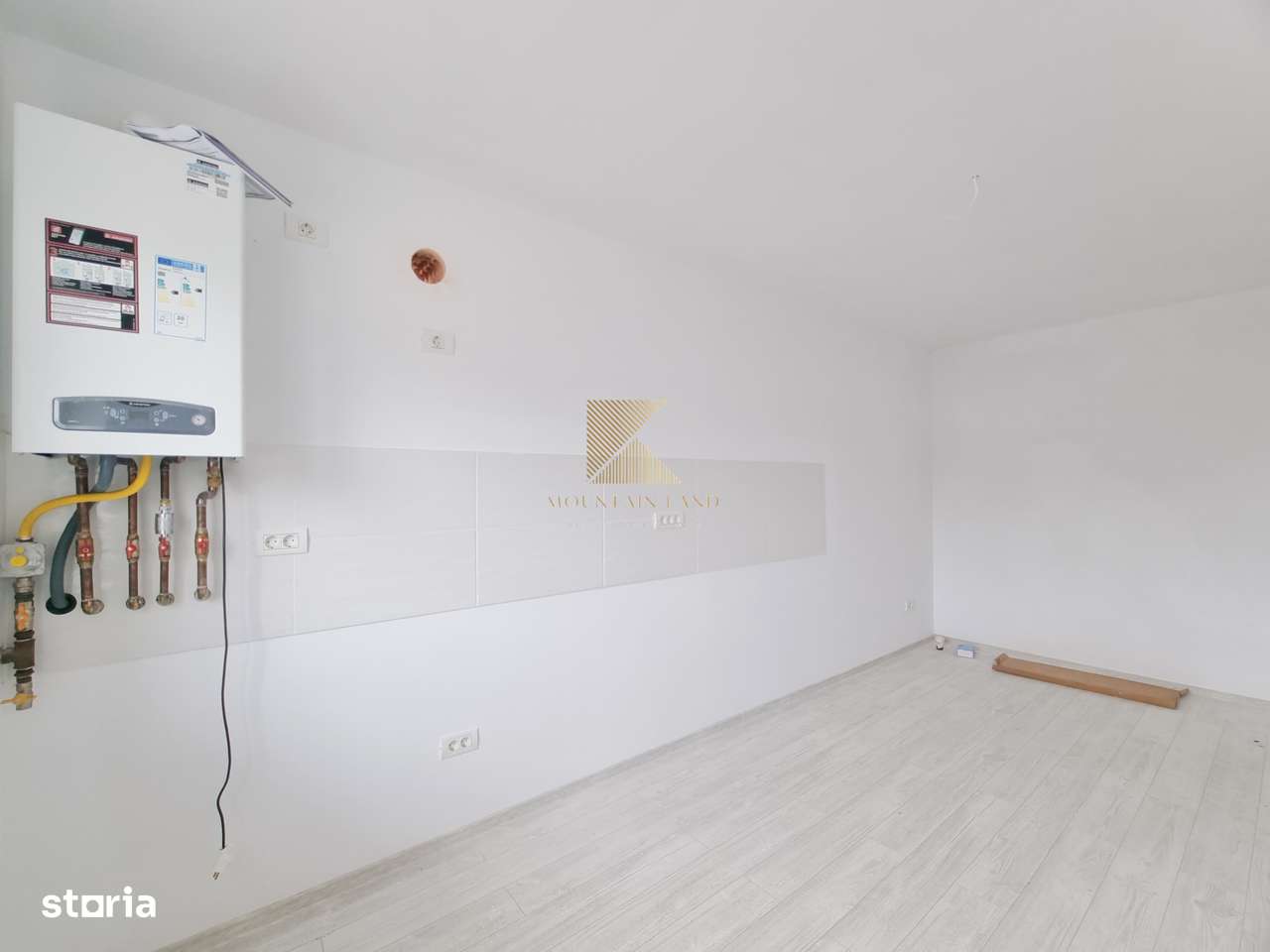 Casă însiruită cu 4 camere și curte proprie – Cartier Izvor, Str. Salc - Imagine principală: 4/20