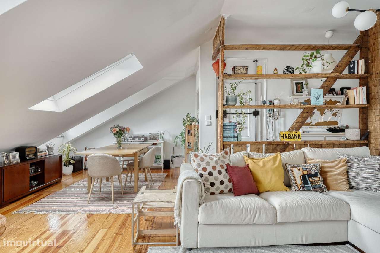 Apartamento T2 Renovado no Último Andar em Alcântara-0