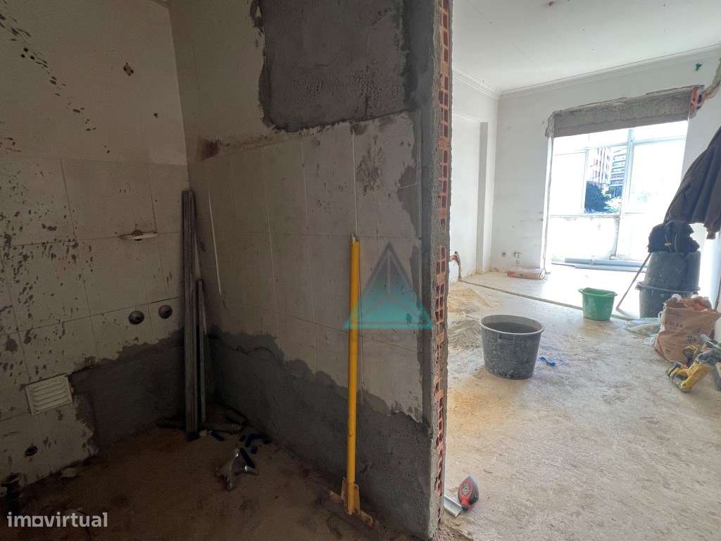 Apartamento T3 em remodelação Cova da Piedade situado num 2º andar ...-7