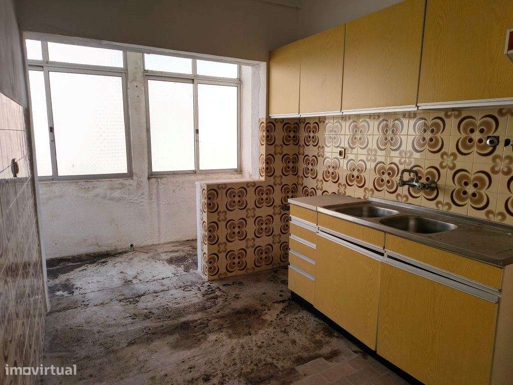 Apartamento T1 na Baixa da Banheira com grande potencial de valoriz...-7