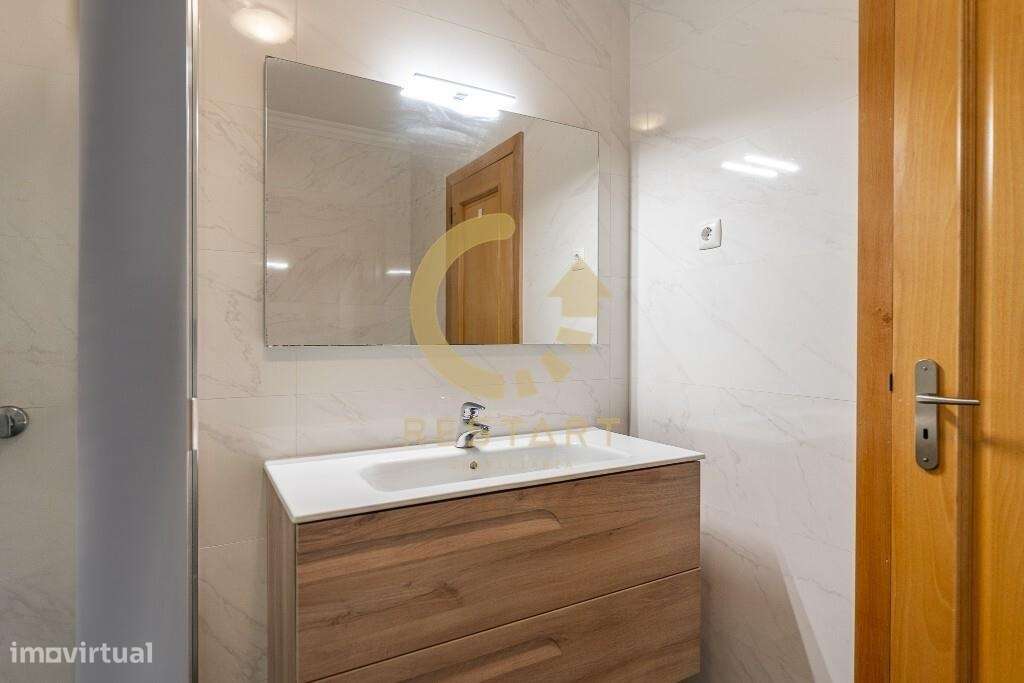 Apartamento T3 com excelente exposição solar, box fechada e junto ao m-31