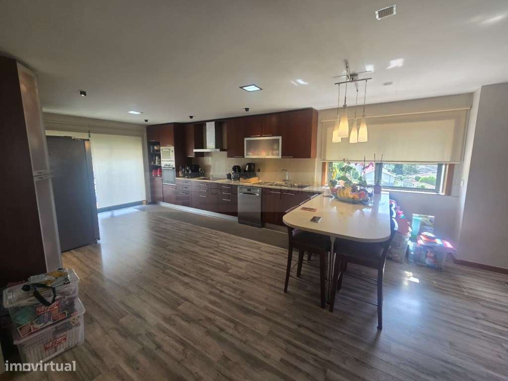 Moradia Gaveto T3 mais escritório e um apartamento T2-6