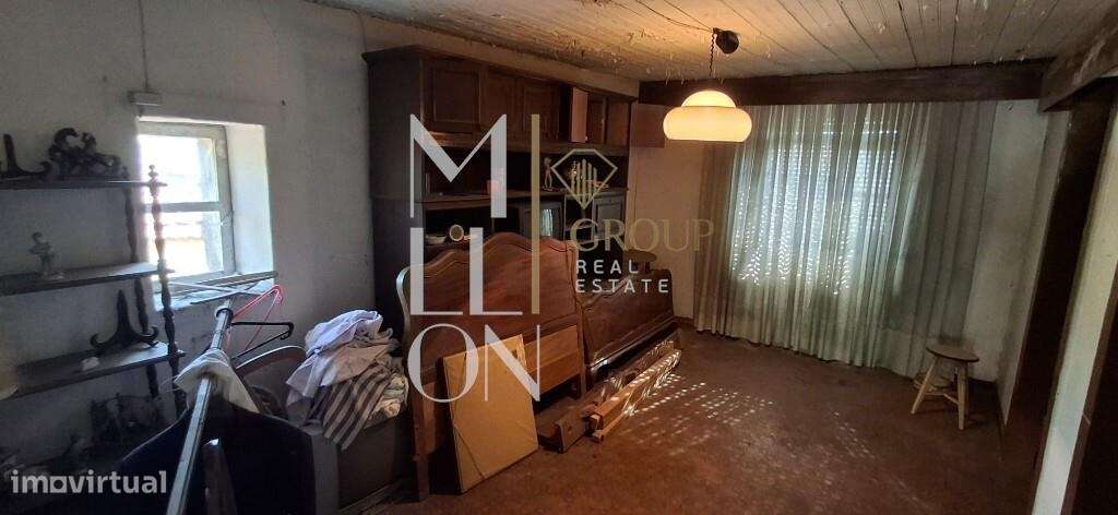 Moradia T2 bifamiliar com grande potêncial e excelente localização:-23