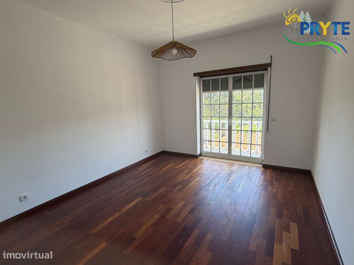 Moradia em Excelentes Condições com Amplo Terreno - Oportunidade Única-12