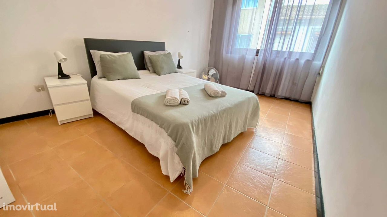 Comfortable room in a 4 bedroom apartment in Porto -  R3