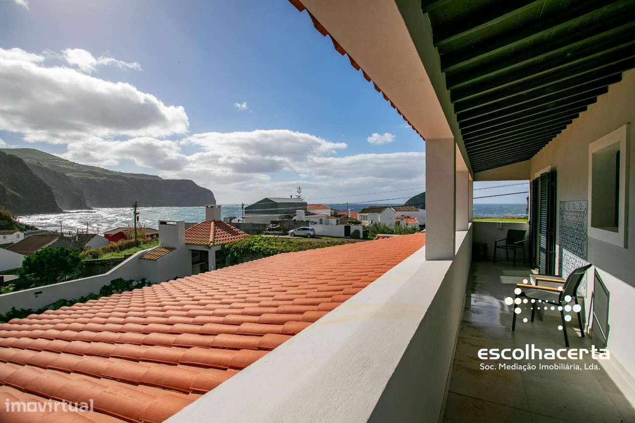 Villa de luxo com piscina coberta e vista para o mar-22
