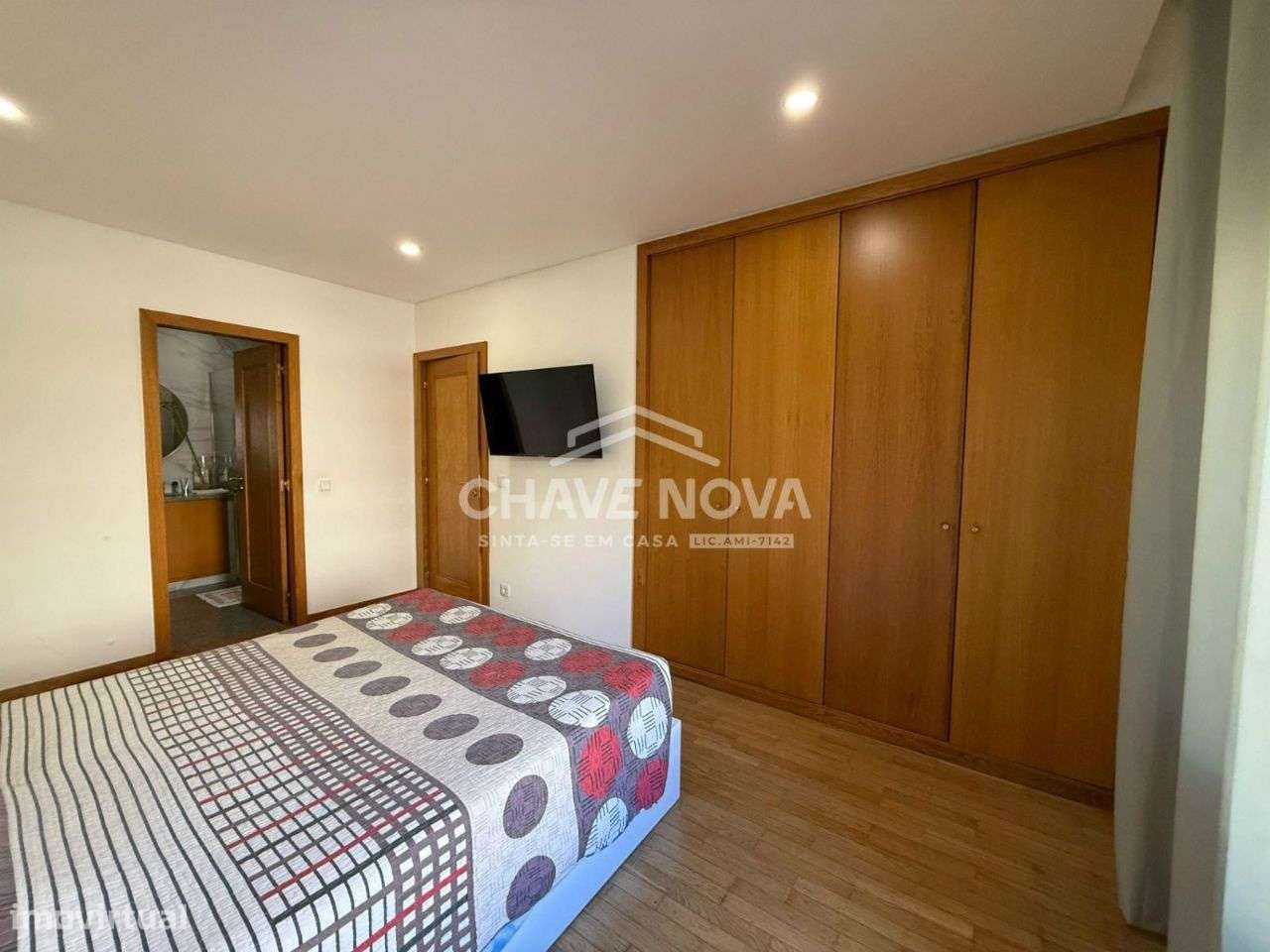 Apartamento T2+1 Renovado c/ Lugar de Garagem em Santa Marinha-10